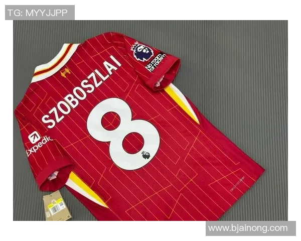 足球场上那些穿着球衣扎短裤的球星展现出的独特魅力与个性 足球场上那些穿着球衣扎短裤的球星展现出的独特魅力与个性