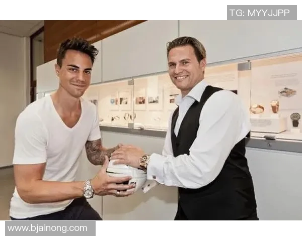 足球明星情侣甜蜜合影曝光 展现完美默契与爱情力满满 足球明星情侣甜蜜合影曝光 展现完美默契与爱情力满满